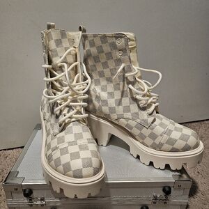 Size 10 White/Grey Checkered Boots